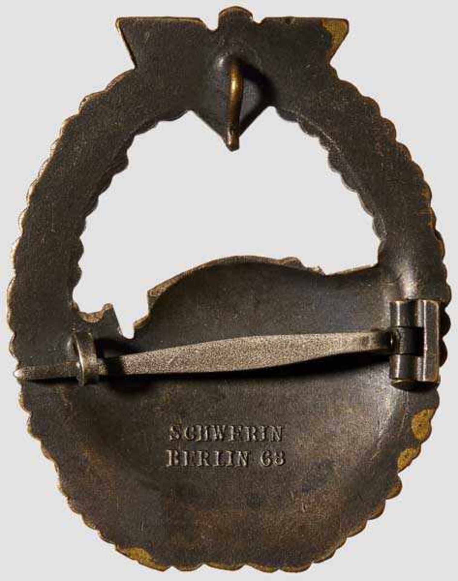 E-Boat War Badge 1st Model Silvered and gilded tombak, horizontal pin, barrel hinge, catch and hook. - Bild 2 aus 2