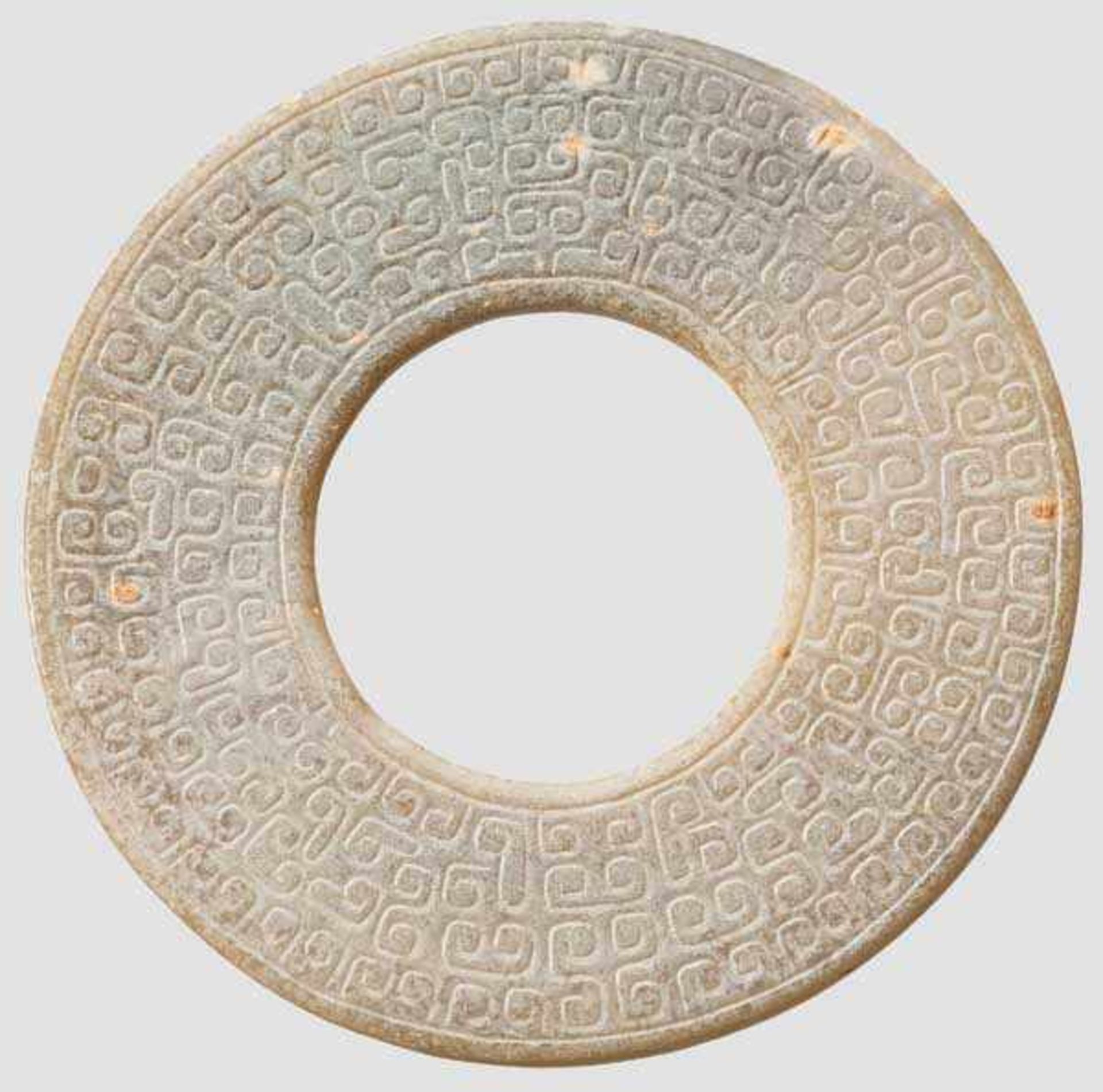 Bi-Scheibe, China, Zeit der streitenden Reiche, 4./3. Jhdt. v. Chr. Flache Scheibe aus gelblich- - Bild 2 aus 2