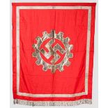 Podiumsbehang der Deutschen Arbeitsfront (DAF) Rotes Fahnentuch mit mittig aufgenähtem DAF-Emblem