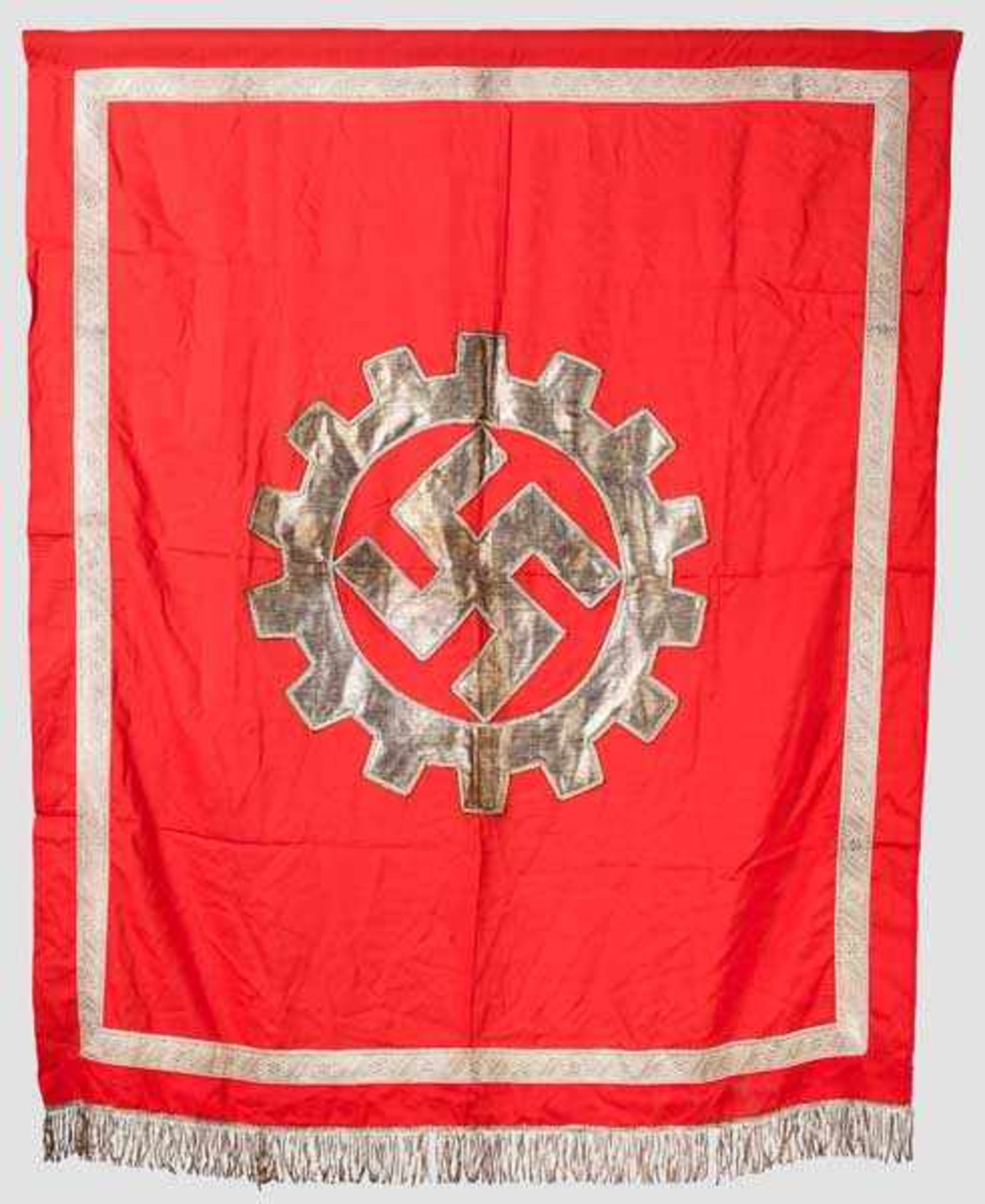 Podiumsbehang der Deutschen Arbeitsfront (DAF) Rotes Fahnentuch mit mittig aufgenähtem DAF-Emblem
