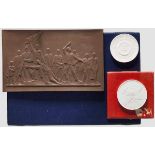 Eine Plakette und zwei Medaillen der Porzellanmanufaktur Meißen Plakette aus Böttger-Steinzeug mit