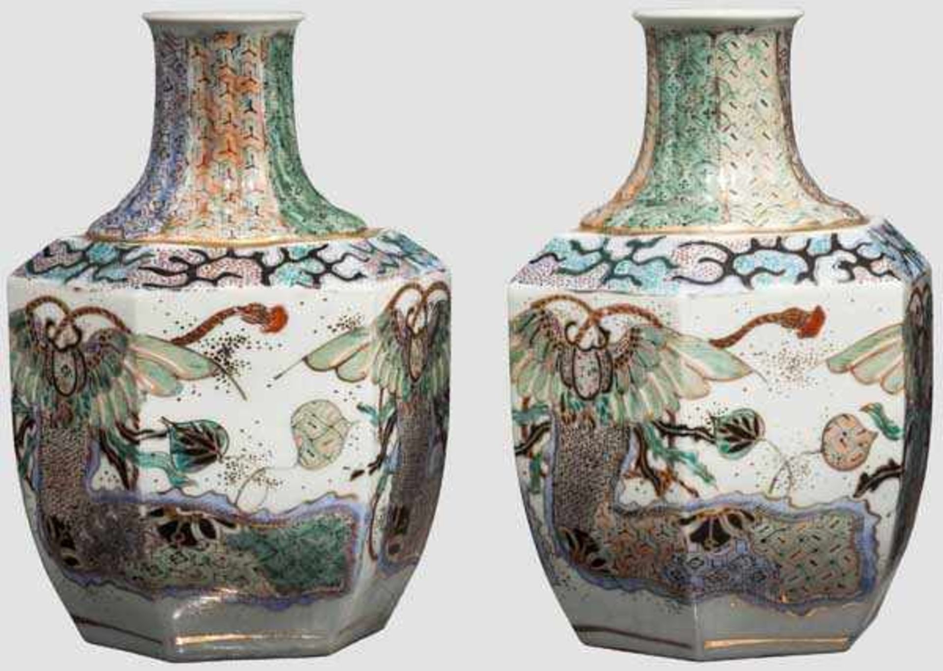 Ein Paar Imari-Vasen, Japan um 1900 Bauchige sechskantige Vasen aus weißem Porzellan mit gekehlten - Bild 2 aus 4