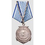 Uschakow-Medaille, Sowjetunion ab 1944 Silbermedaille mit rückseitig separat aufgelötetem Anker. Rs.