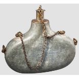 Große Feldflasche, Balkan um 1900 Bauchiger Korpus aus verlötetem Zinkblech mit oberseitigem Ausguss
