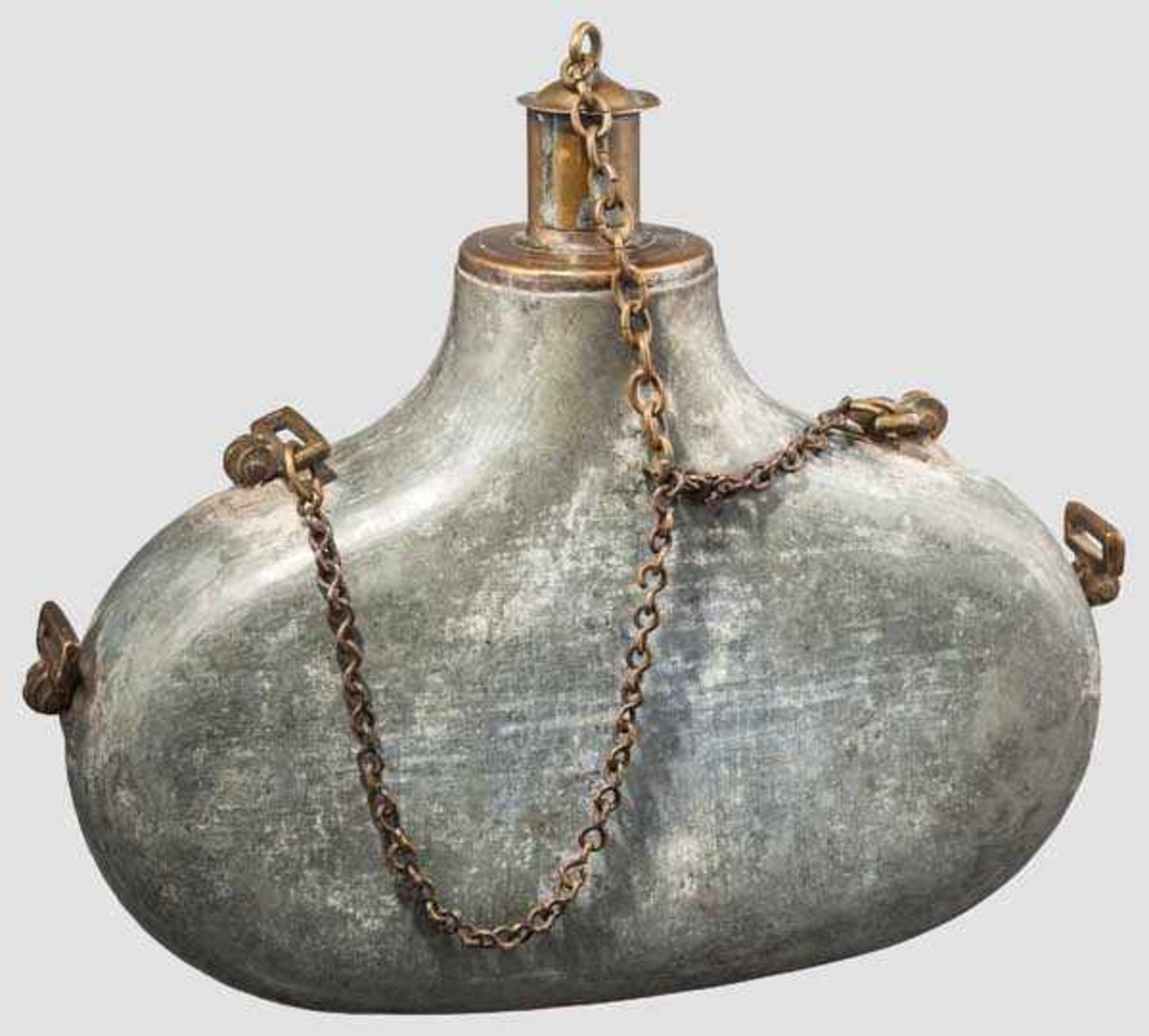 Große Feldflasche, Balkan um 1900 Bauchiger Korpus aus verlötetem Zinkblech mit oberseitigem Ausguss