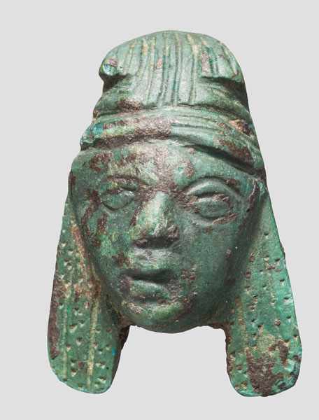 Archaische Bronzeapplik in Maskengestalt, griechisch, um 7. - 6. Jhdt. v. Chr. Frauenkopf mit