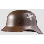 Stahlhelm für Angehörige der SA-Wehrmannschaften Braun überlackierte, innenseitig blau belassene