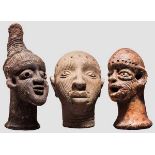 Drei Terrakottaköpfe aus Nigeria, darunter einer im Ife-Stil. Kopf aus beigem Ton mit markanter,