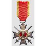 Hausorden des Ehrenkreuzes - Ehrenkreuz 4. Klasse mit Schwertern in Godet-Fertigung In Silber