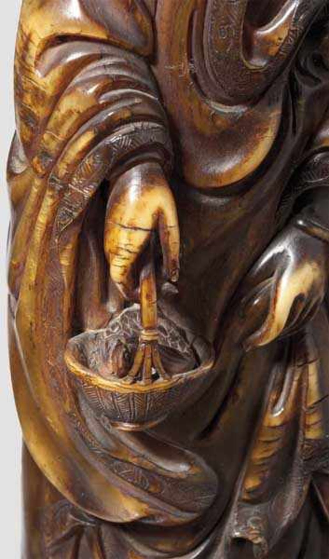 Geschnitzte Figur der Guanyin, China, 19. Jhdt. Aus braunem Horn fein geschnitzte, partiell - Bild 3 aus 6