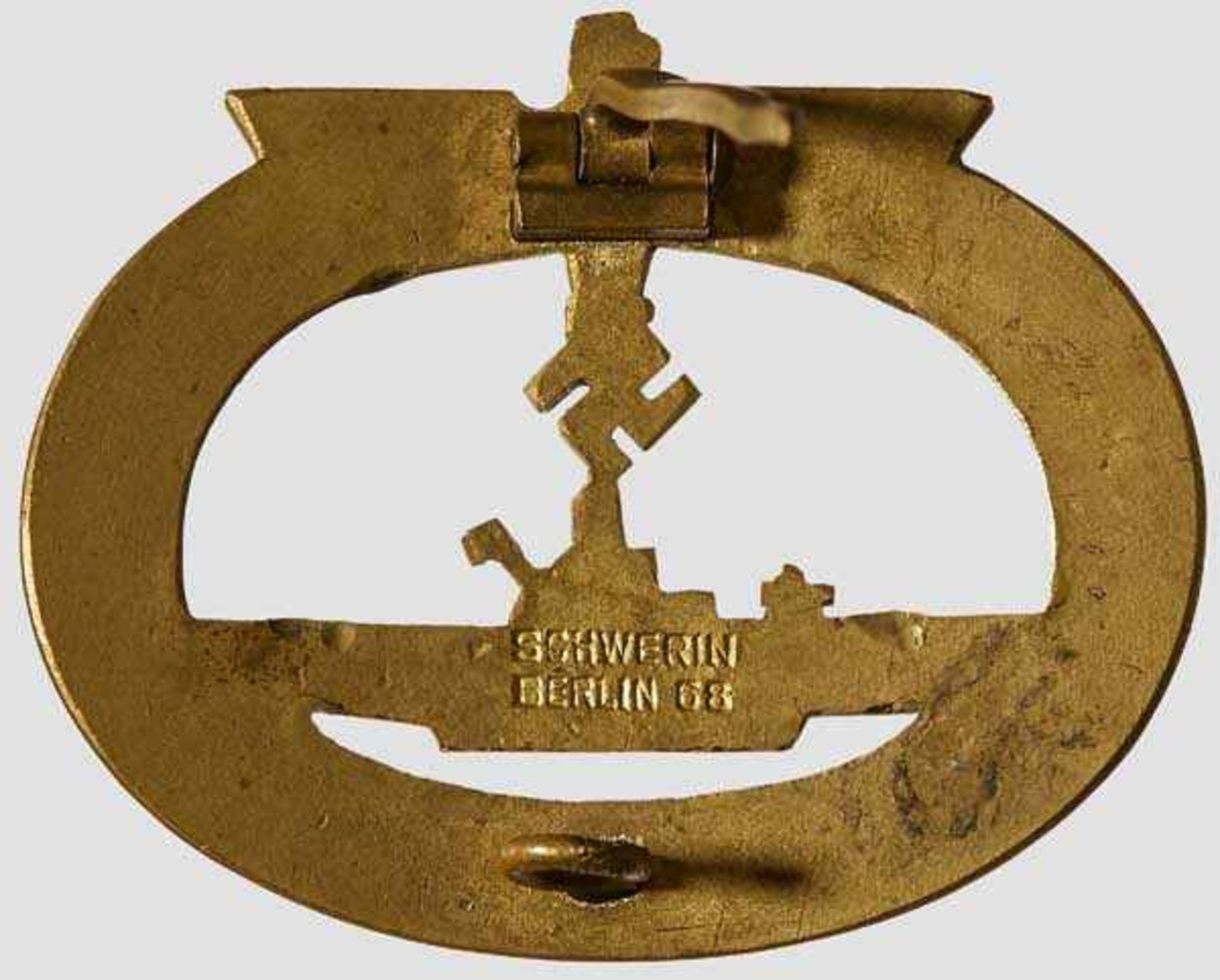 A Submarine War Badge Gilded tombak, slightly convex with hinge, pin and catch. Reverse stamped { - Bild 3 aus 3