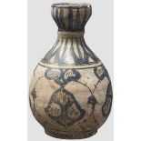 Keramikvase, Persien, 16./17. Jhdt. Bauchige Vase aus hellem Ton mit eingezogenem Hals. Die
