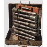 Handgranatenkoffer der Wehrmacht 15 deaktivierte Stielhandgranaten mit Stempel "wc 1944" (Hugo
