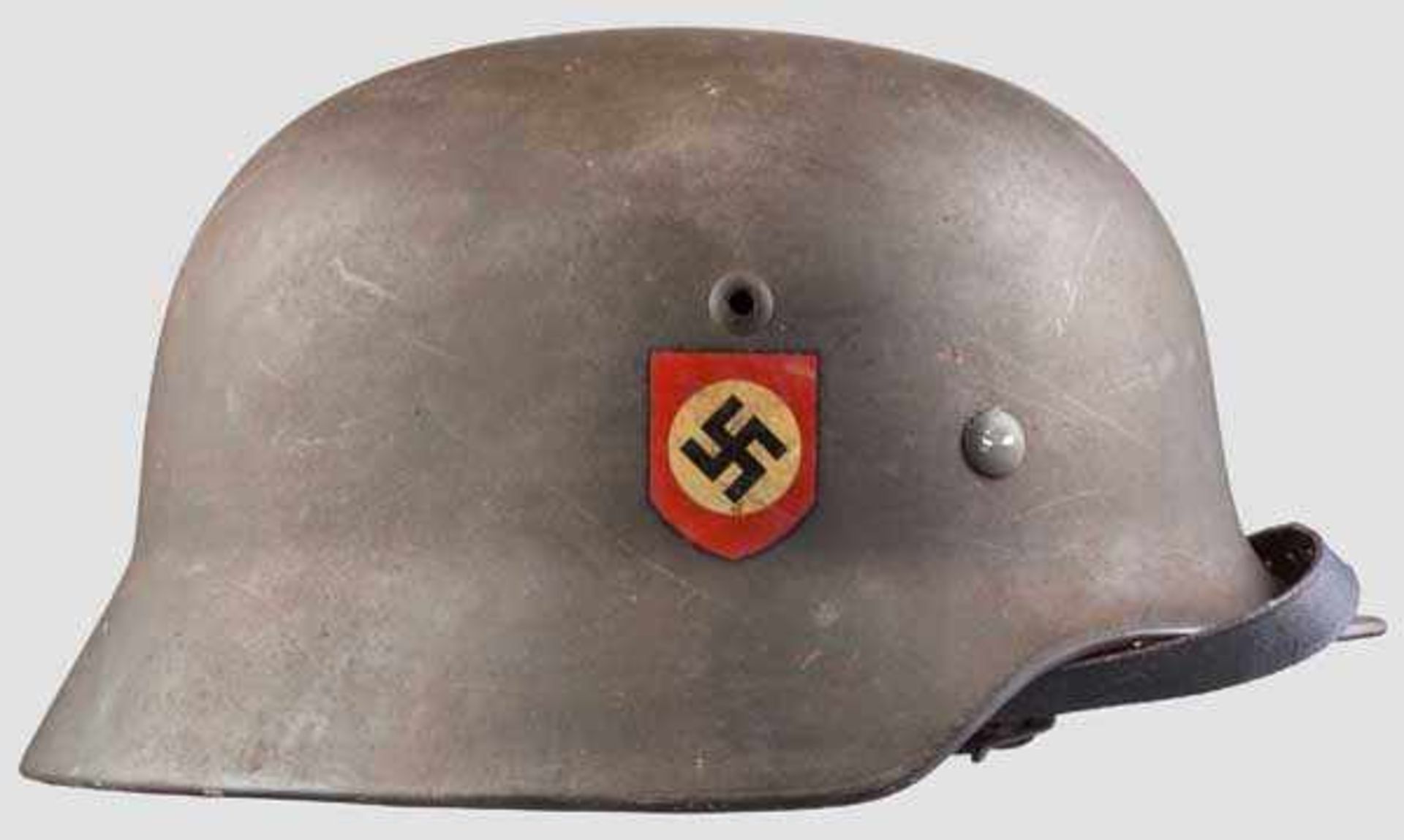 Helm M35 mit zwei Abzeichen Glocke mit nahezu komplett erhaltener, feldgrauer Lackierung, beide - Bild 2 aus 6