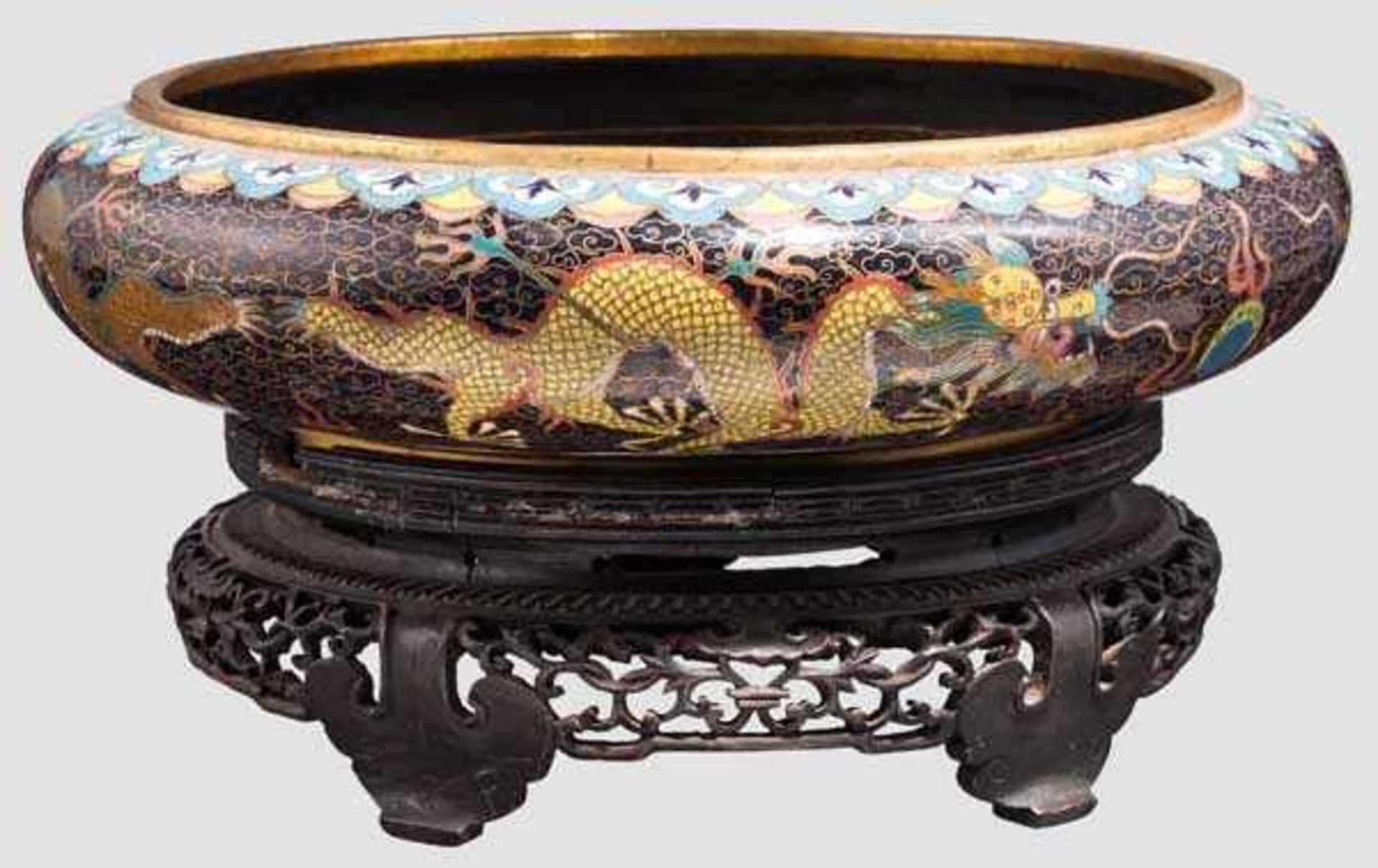 Cloisonné-Schale, China, 2. Hälfte 19. Jhdt. Messing, die gesamte Oberfläche verziert mit reicher