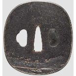 Tsuba, Japan um 1850 Eiserne O Kakumarugata Tsuba im Nara-Stil. Auf glatter Platte Shakudo-