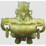 Geschnittenes Ziergefäß aus Jade, China, 20. Jhdt. Bauchiges Gefäß aus gelblich-grüner Nephrit-
