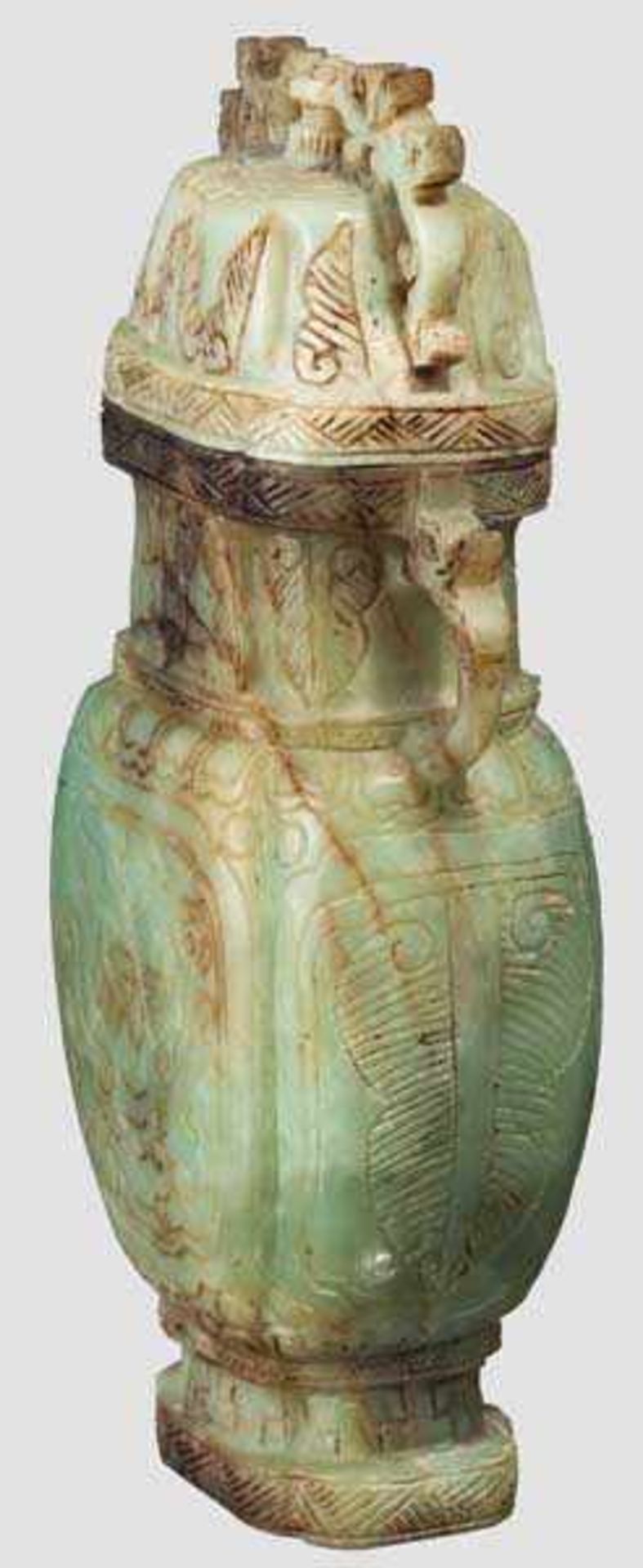 Große Vase aus Jade, China, späte Quing-Periode Einteilig geschnittene Vase aus graugrüner Jade - Bild 3 aus 3