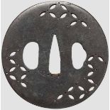 Tsuba, Japan um 1700 Eiserne Marugata Kiyo-Sukashi Tsuba mit Shippo-Dekor in Sukashi, bezeichnet {