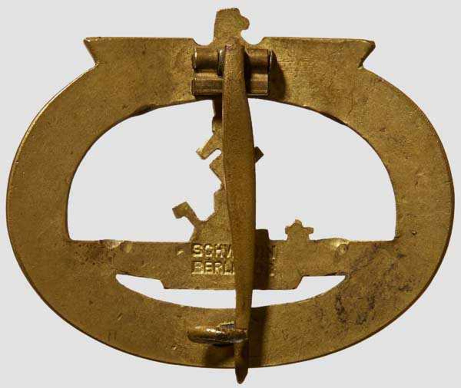 A Submarine War Badge Gilded tombak, slightly convex with hinge, pin and catch. Reverse stamped { - Bild 2 aus 3