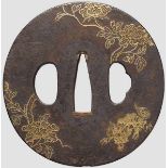 Tsuba, Japan um 1800 Eiserne Marugata Tsuba im Sendai-Stil, auf glatter Platte ein Shishi und