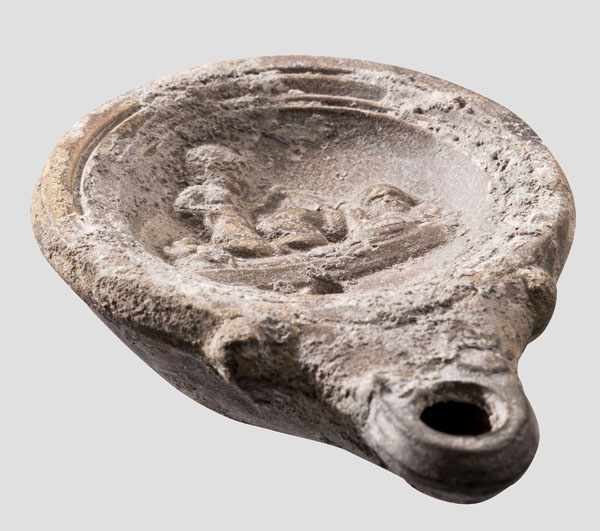 Öllampe mit erotischem Motiv, römisch, 2. Hälfte 1. Jhdt. n. Chr. Öllampe vom Typ Loeschke IV mit