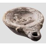 Öllampe mit erotischem Motiv, römisch, 2. Hälfte 1. Jhdt. n. Chr. Öllampe vom Typ Loeschke IV mit