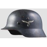 Helm M35 mit beiden Abzeichen Glocke mit luftwaffenblauer Originallackierung, beide Embleme jew. ca.