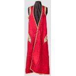 Rotes Kleid, Balkan, 19./20. Jhdt. Rotes Tuch mit reichen silbernen Applikationen (Ranken- und