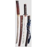 Zwei Wakizashis, Japan, 16. und 20. Jhdt. Ein Wakizashi, um 1550, Klinge Shinogi Tsukuri, Chu