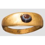 Goldring mit kleinem Schichtachat, römisch, 3. Jhdt. n. Chr. Auf der Unterseite schmales Ringband,