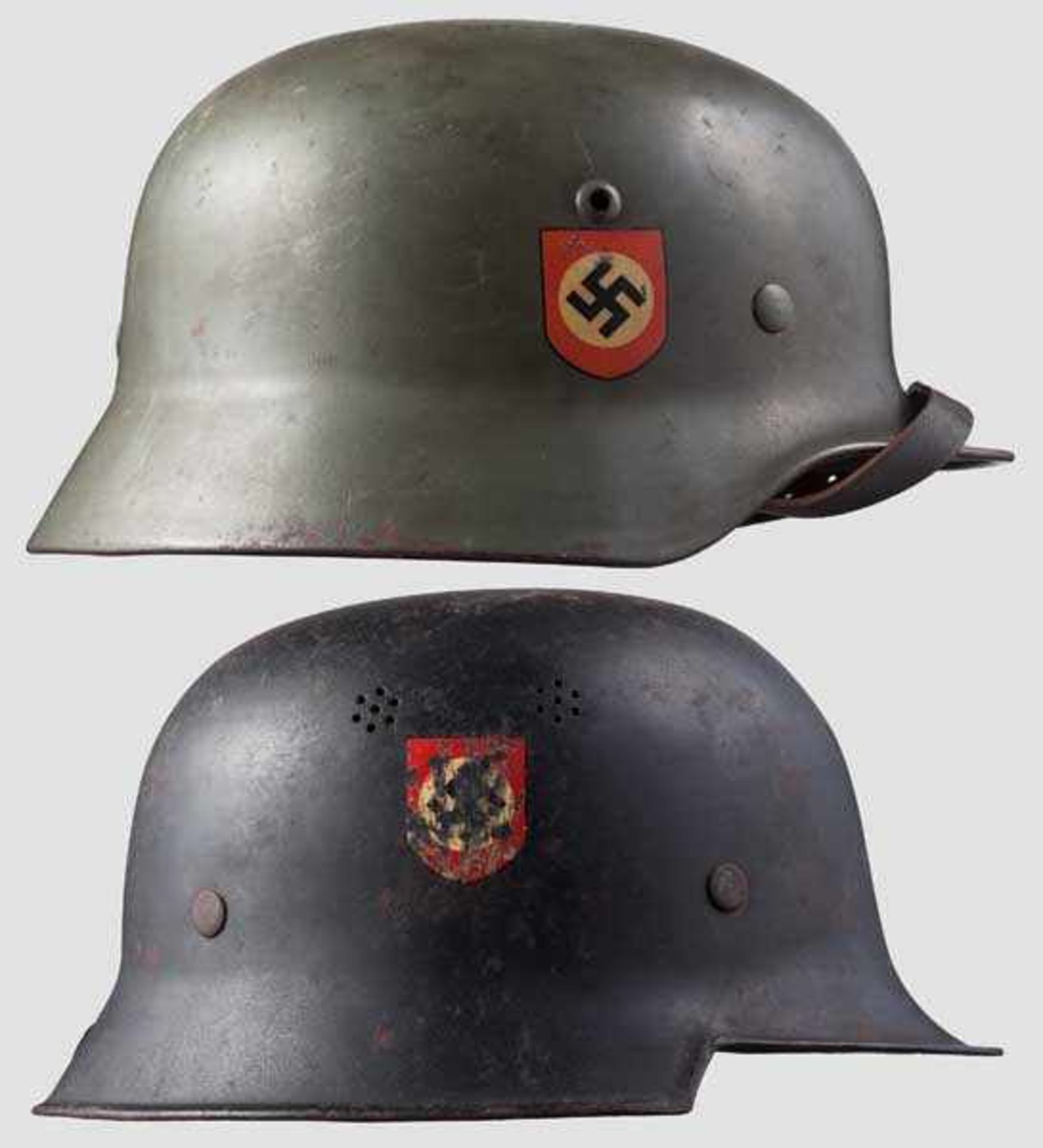 Zwei Stahlhelme mit beiden Emblemen Stahlhelm M 35 mit 90 % der glatten, feldgrauen Lackierung - Bild 2 aus 6