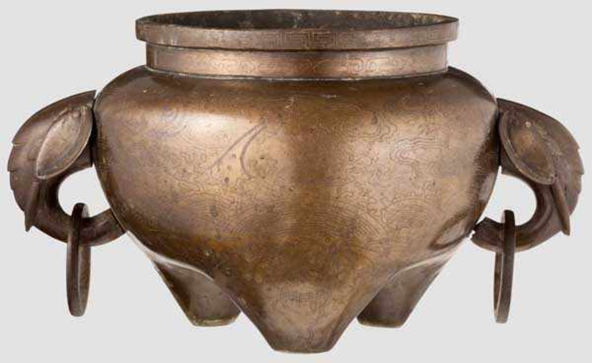Bronzegefäß mit Silbereinlagen, China, 19. Jhdt. Bauchiges Gefäß auf drei kurzen Standbeinen.