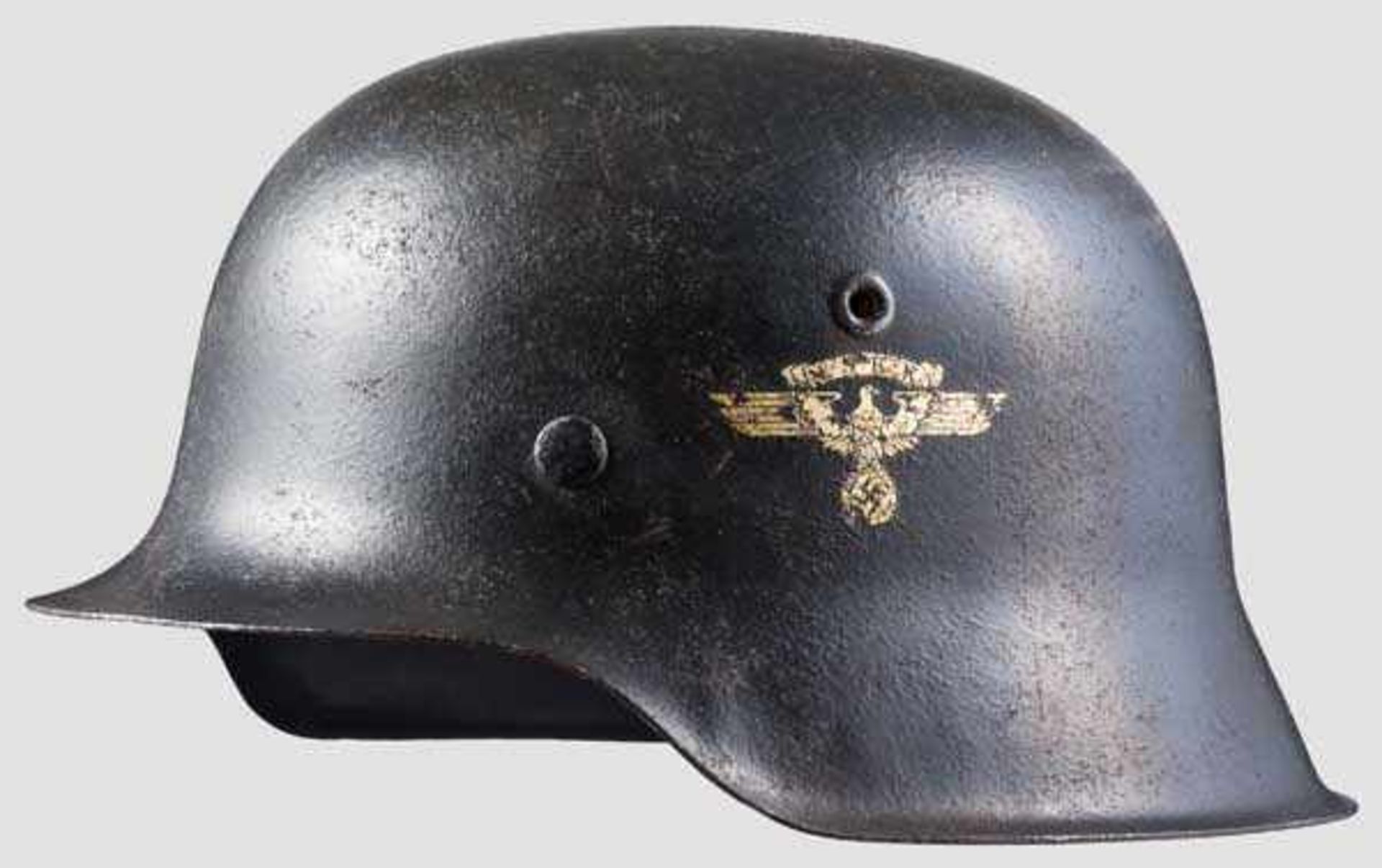 Helm M 42 mit Abzeichen des NSKK Glocke mit graublauer Lackierung, seitlich goldfarbenes Emblem,