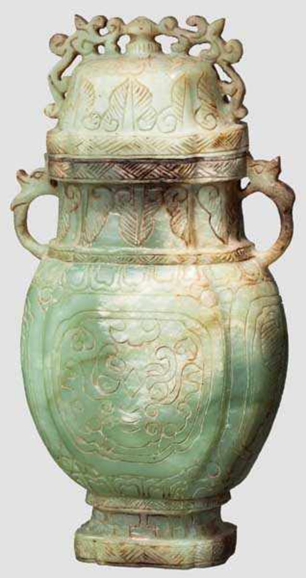 Große Vase aus Jade, China, späte Quing-Periode Einteilig geschnittene Vase aus graugrüner Jade