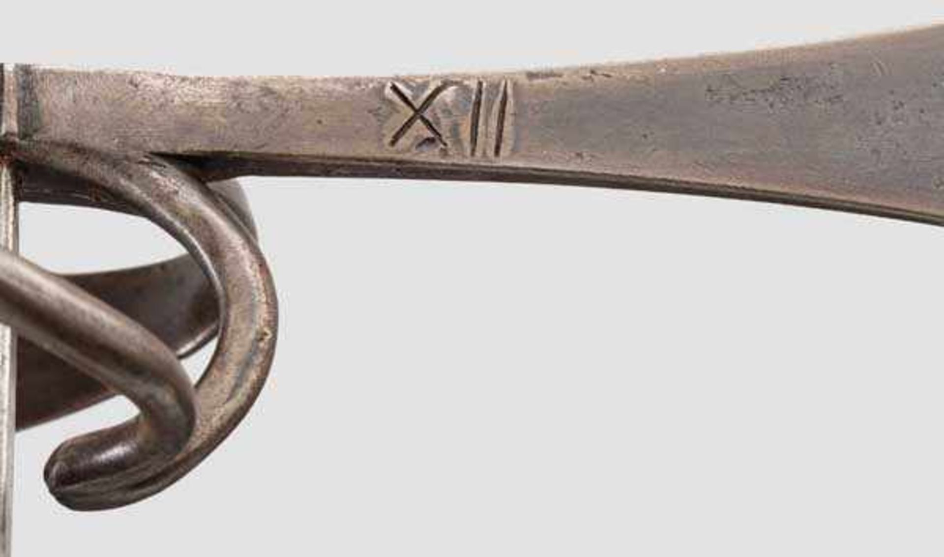 Schwert zu anderthalb Hand, deutsch um 1550 Zweischneidige, beidseitig gegratete Klinge mit - Bild 6 aus 7