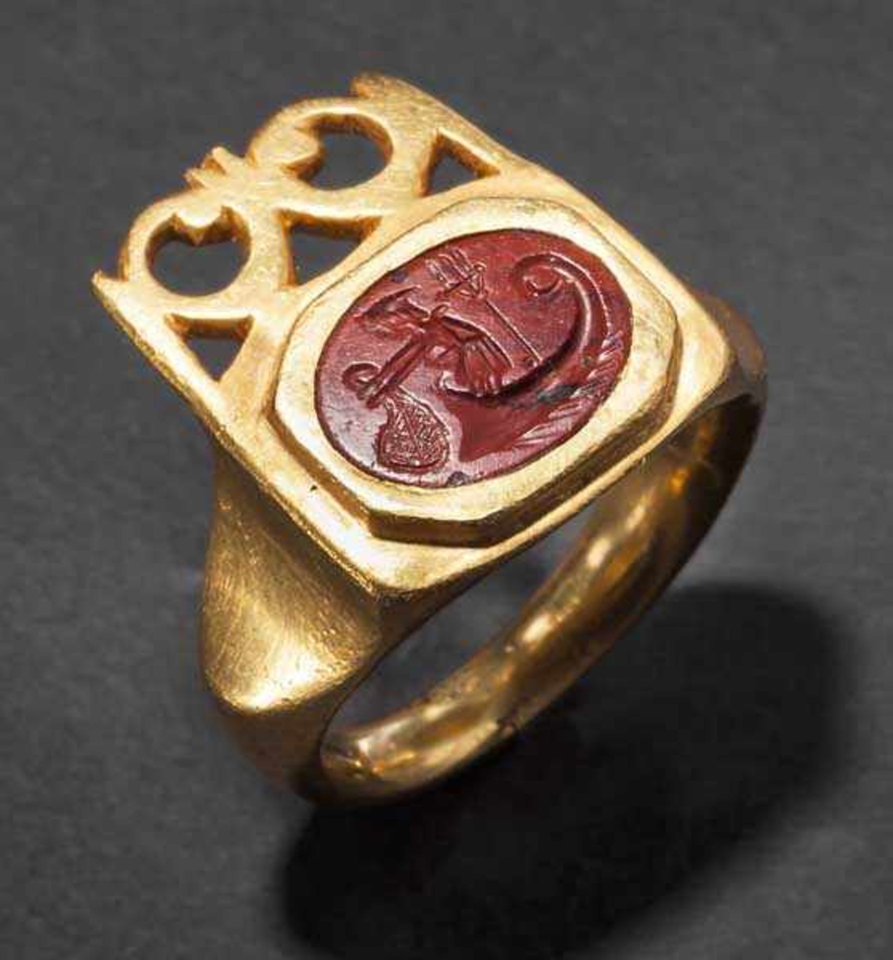Schlüsselring aus Gold mit Jaspisgemme, römisch, 3. Jhdt. n. Chr. Massiver und schwerer Goldring.