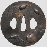 Tsuba, Japan um 1850 Eiserne Marugata Tsuba im Mito-Stil. Auf glatter Platte Darstellung von