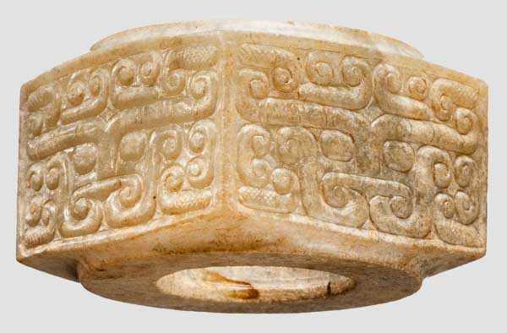 Jade-Tisun, China, Zeit der streitenden Reiche, 4./3. Jhdt.v.Chr. Vierseitiges Erdsymbol {Tisun{ aus - Bild 2 aus 2