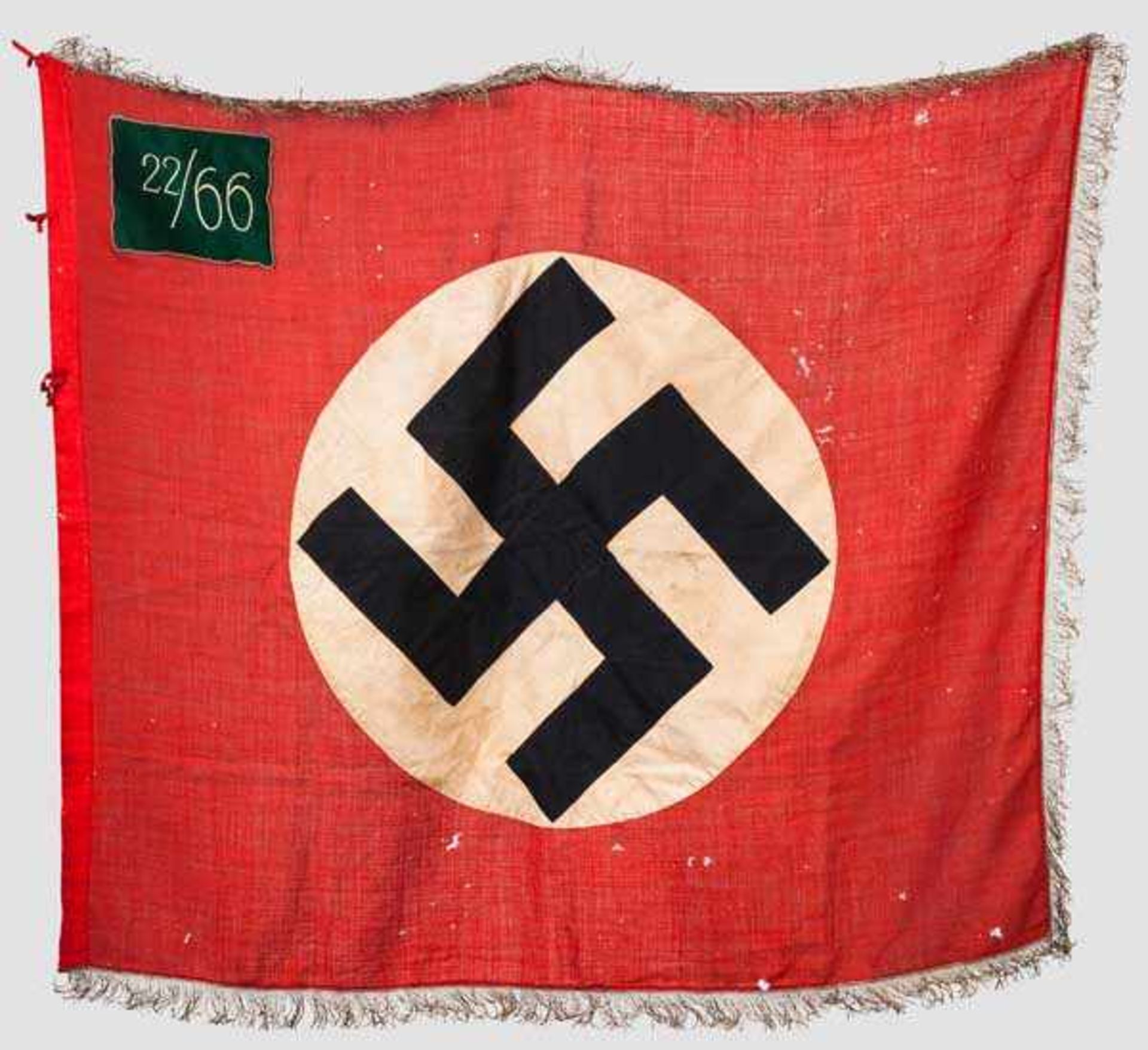 Fahne des SA-Sturmes 22/66 (Münster) Rotes Fahnenleinen mit dreiseitigem silbernem Fransenbehang,
