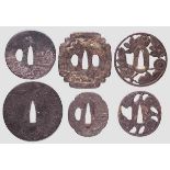 Sechs Tsubas, Japan, Edo-Periode Zwei geschnittene Sukashi-Tsuba aus Eisenguss mit Dekor aus Päonien