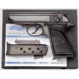 Walther Mod. PPK/E, ({E{ = Europa), in Box Kal. 9 mm kurz, Nr. 023034. Nummerngleich. Blanker