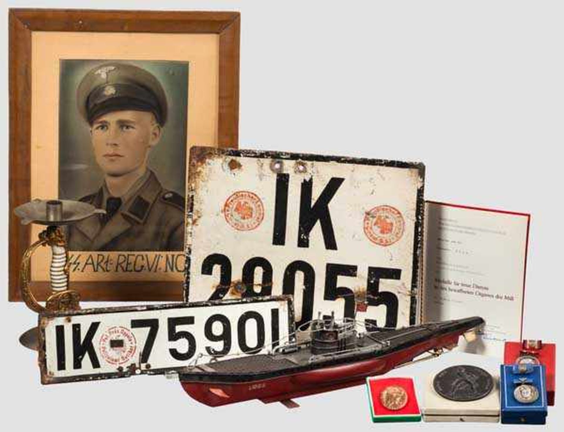 Zwei KFZ-Kennzeichen, Sammlung Militaria, Literatur über den 2. Weltkrieg in französischer Sprache