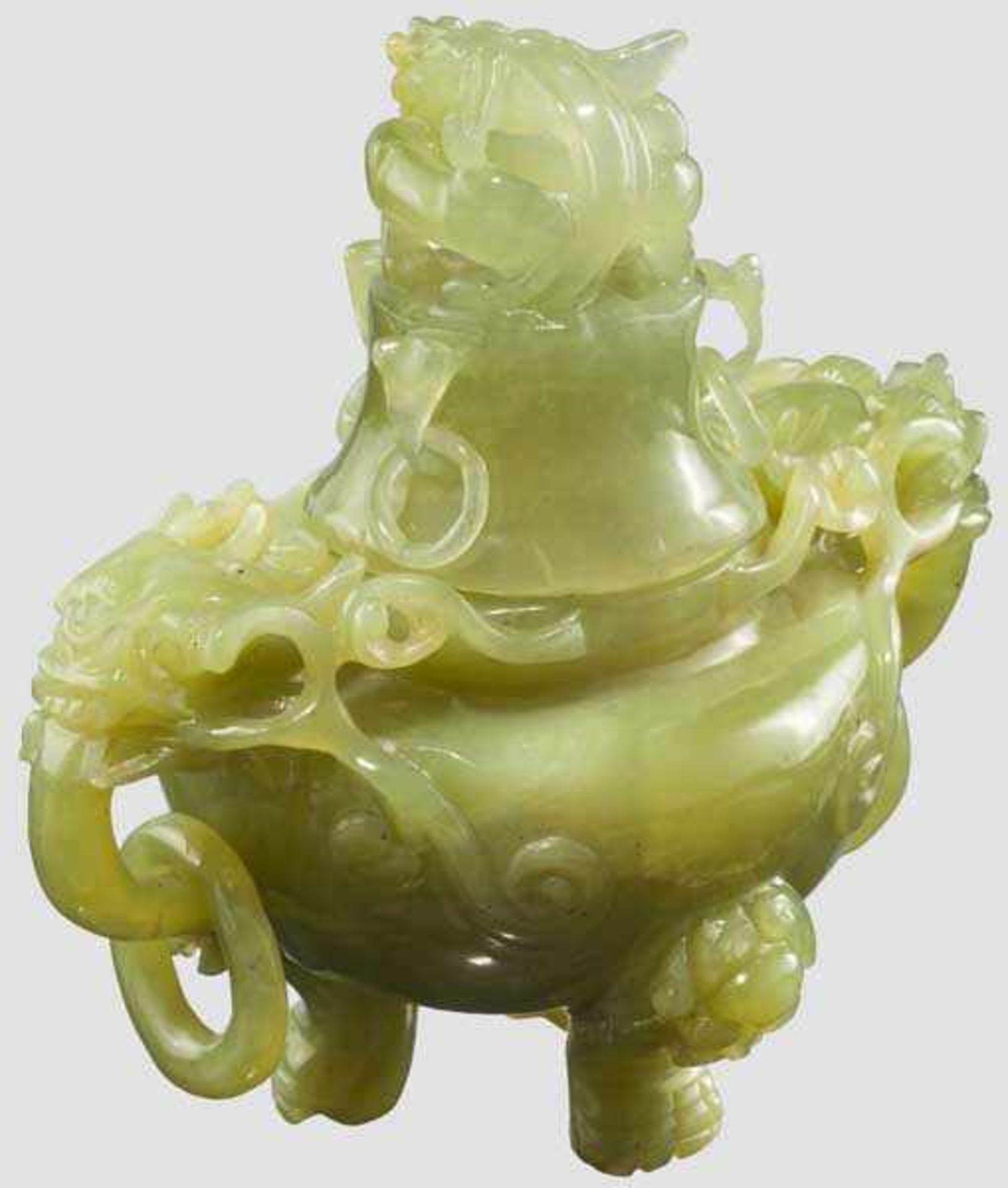 Geschnittenes Ziergefäß aus Jade, China, 20. Jhdt. Bauchiges Gefäß aus gelblich-grüner Nephrit- - Bild 2 aus 2