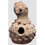 Vase in theriomorpher Gestalt, Nigeria. Tongefäß in Tiergestalt. Kugeliger Rumpf mit Noppen und