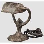 Schreibtischlampe aus Bronze, Berlin um 1910 Schreibtischlampe mit schwenkbarem Schirm. Fuß und