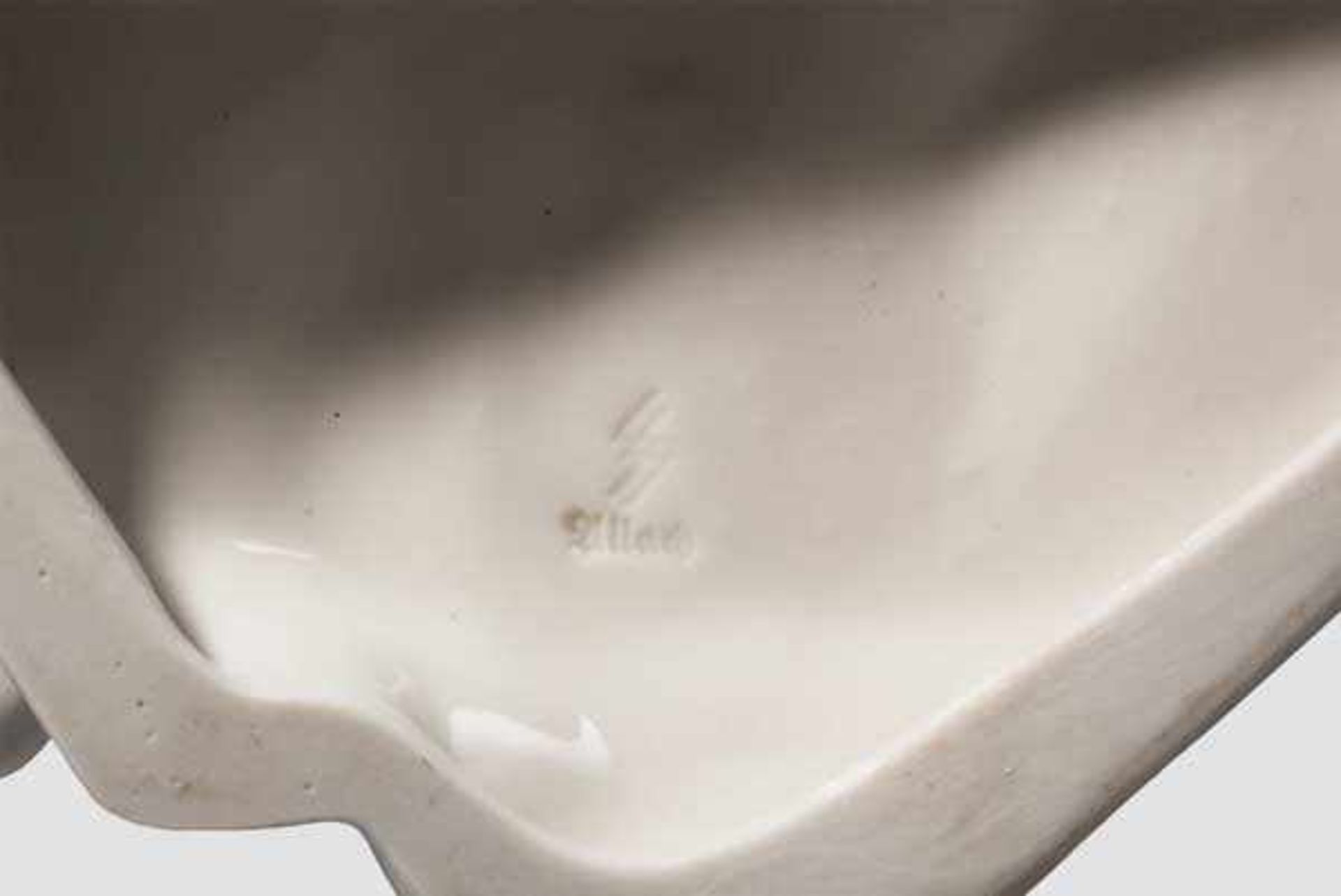 Der Mohr Weiße, glasierte Porzellanfigur aus der Serie der Moriskentänzer. Im Boden gepresste - Bild 4 aus 4