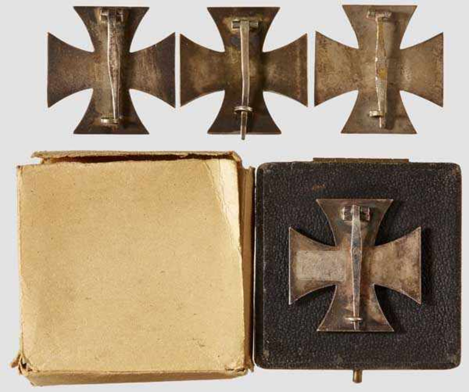 A Collection of Iron Crosses 1939 I Class Four examples each with black lacquered magnetic core in - Bild 2 aus 2