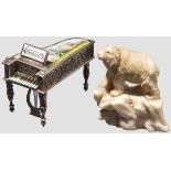 Silbernes Piano und aus Elfenbein geschnitzter Bär, um 1900 Silbernes Pianoforte mit farbigen,