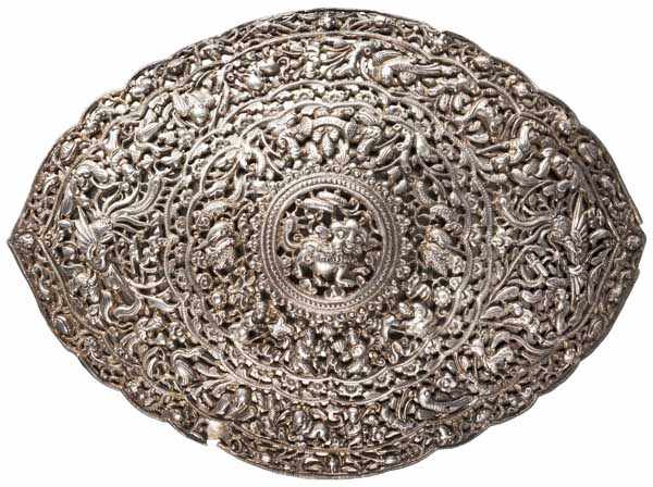 Silberne Gürtelschließe, Burma um 1900 Gewölbte, spitzovale Schließe mit figürlich und floral fein